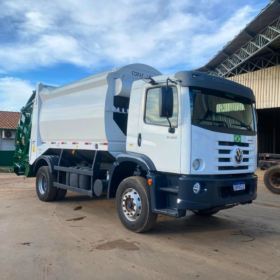 Caminhão com Compactador de Lixo Lótus 15m³ com DI, reformado pelo fabricante com garantia de fábrica – R$ 490.000,00